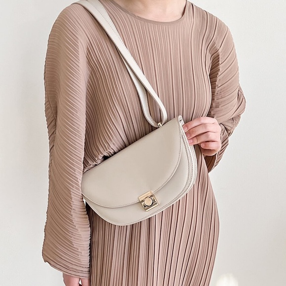 Flattered leather crossbody bag in crème - Picture 7 of 13